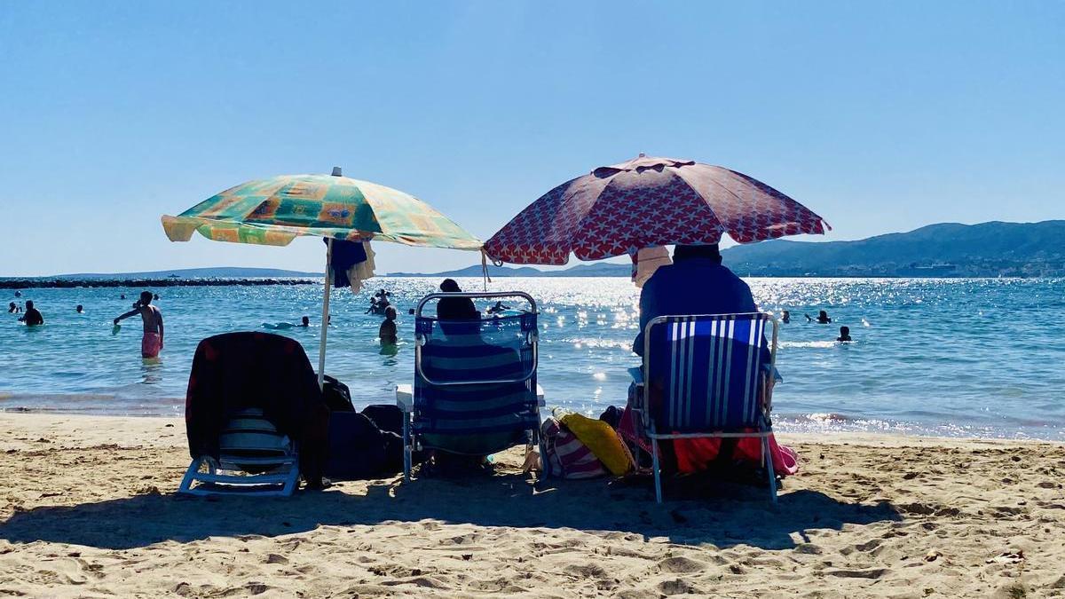 Sonnenschirme sind bei der Hitze sehr beliebt auf Mallorca.