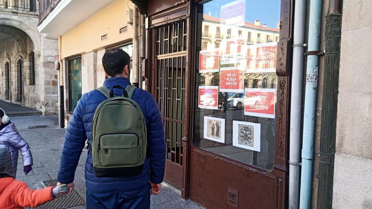 Local de Zamora con carteles para su alquiler.