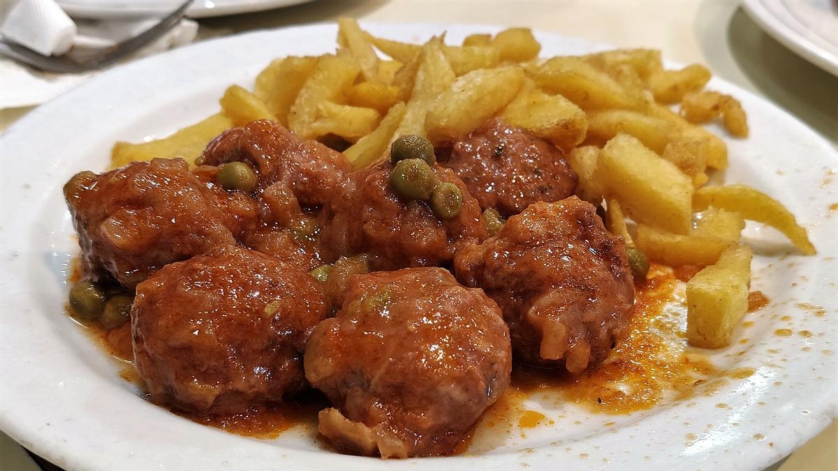 Las albóndigas con patatas fritas de Bar Charly.