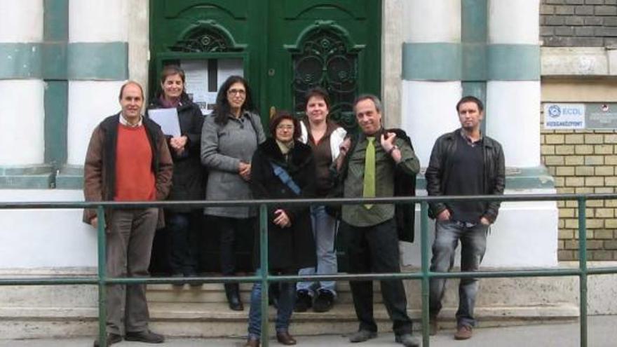 Javier Redondas, a la izquierda, con otros profesores, en Budapest. | reproducción de braulio fernández