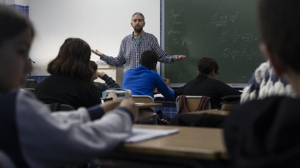 Un docente de valenciano en un colegio público, en una imagen de archivo. M.A. MONTESINOS