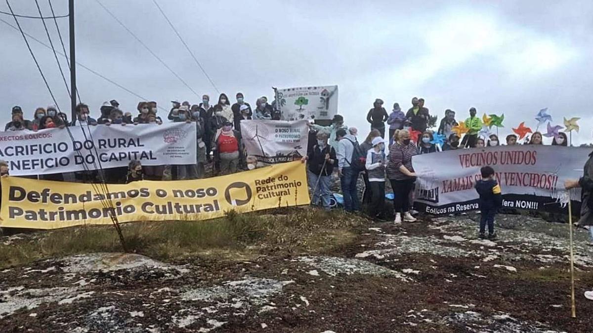 Asistentes a la caminata por Monte do Gato, con pancartas contra los proyectos eólicos.  | // LA OPINIÓN