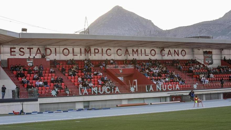 La plantilla de La Nucía denuncia impagos y represalias del club por el descenso a Tercera