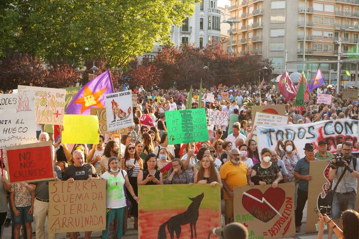 Manifestación por la gestión de los incendios.