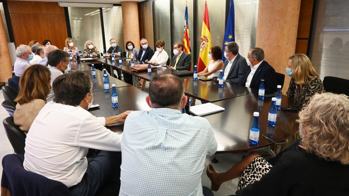 Reunión con los gerentes de los departamentos de salud.