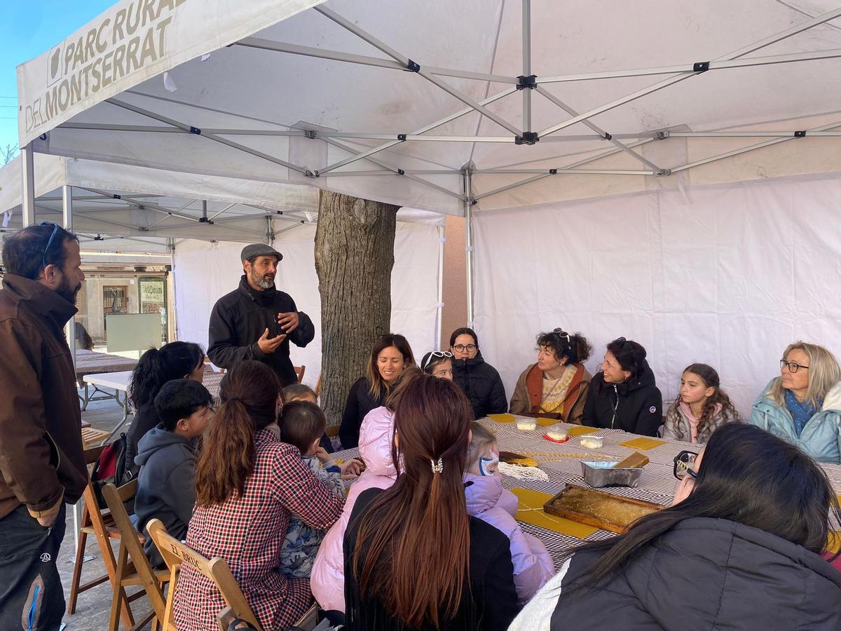 Un moment d'un dels tallers gastronòmics del Mercat d’Origen del Parc Rural de Montserrat, al Bruc