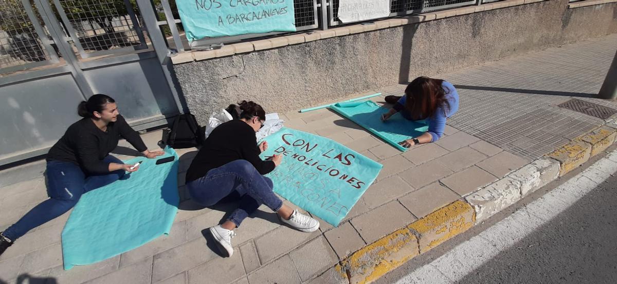 Los progenitores han colado estas pancartas en el centro.