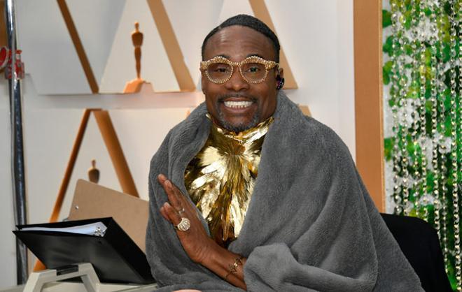 Billy Porter, con manta y espectaculares gafas doradas en los Oscar