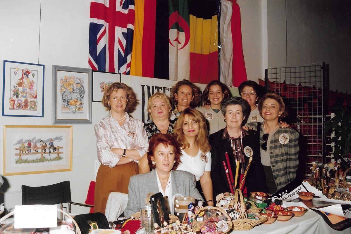 A la izq., de pie, Carmen Ayela, cónsul honorario de Luxemburgo en la Comunidad Valenciana y la de Murcia, junto a otras representantes del Cuerpo Consular en la ciudad, durante el Rastrillo Solidario de Navidad, 1994.