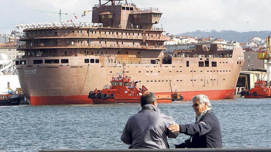 El buque-hotel &quot;Edda Fides&quot; abandona las gradas de Barreras.  // José Lores