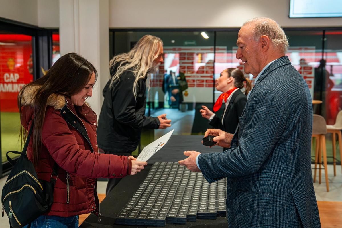 Kohlberg entrega un diploma a una abonada.