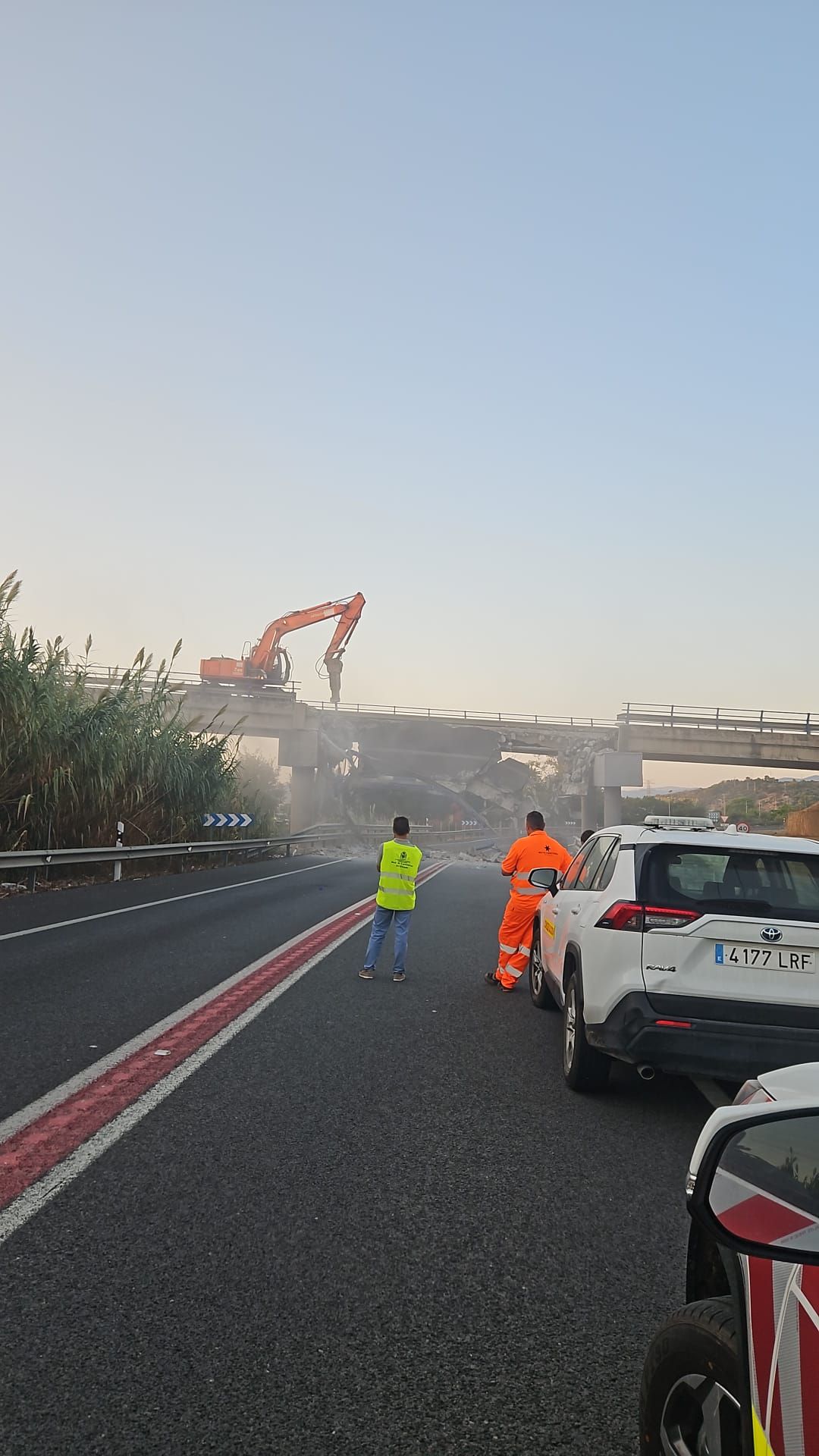 Accidente del camión grúa que ha cortado la carretera en Gandia