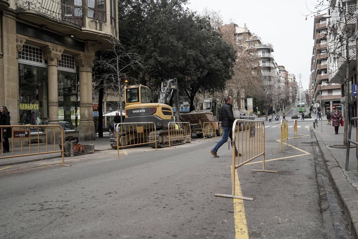 Tanques i maquinària a punt a la banda més propera a Crist Rei