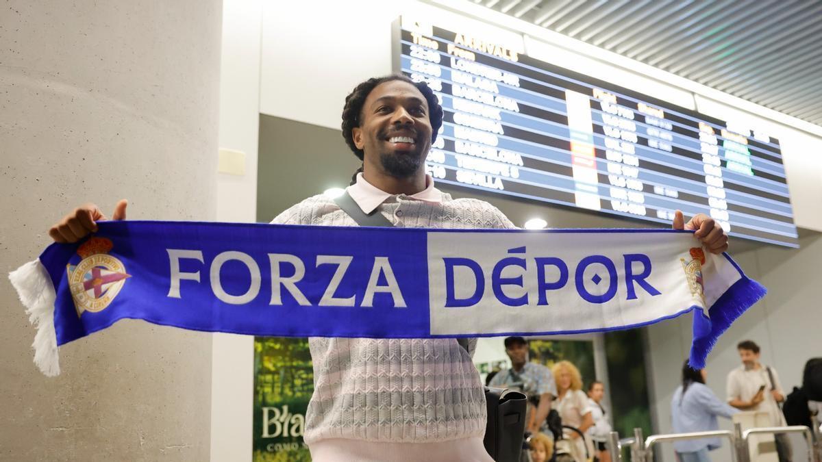 Adama Traoré posa con una bufanda del Dépor en Lavacolla.