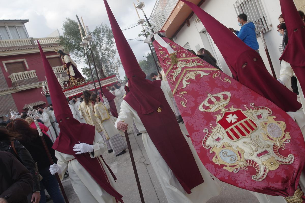 El cortejo nazareno del Cautivo de las Misericordias por las calles de El Tarajal.