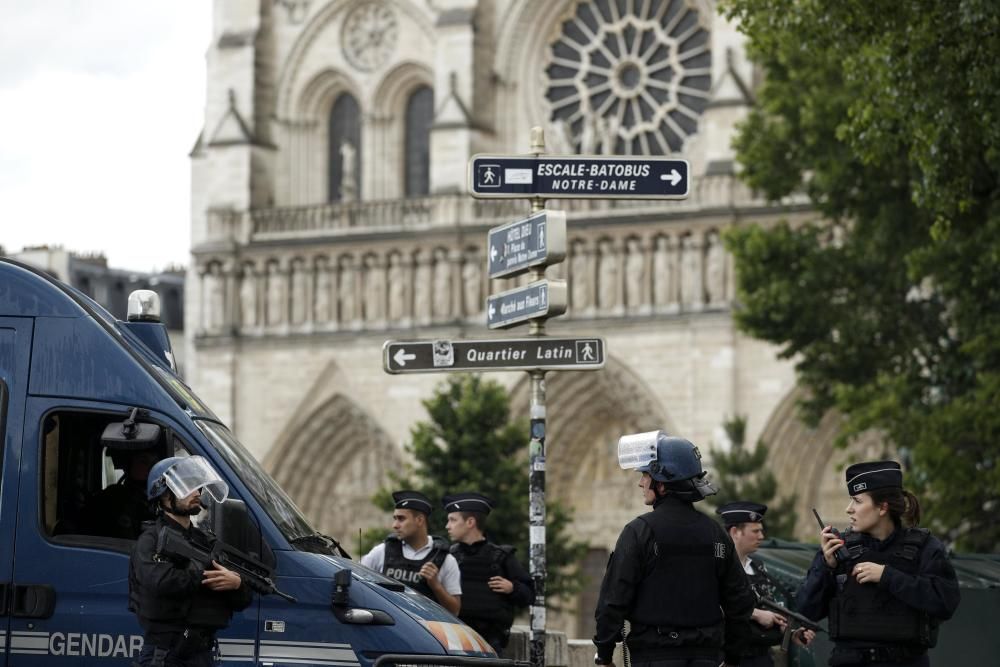 Ataque a un policía en Notre Dame