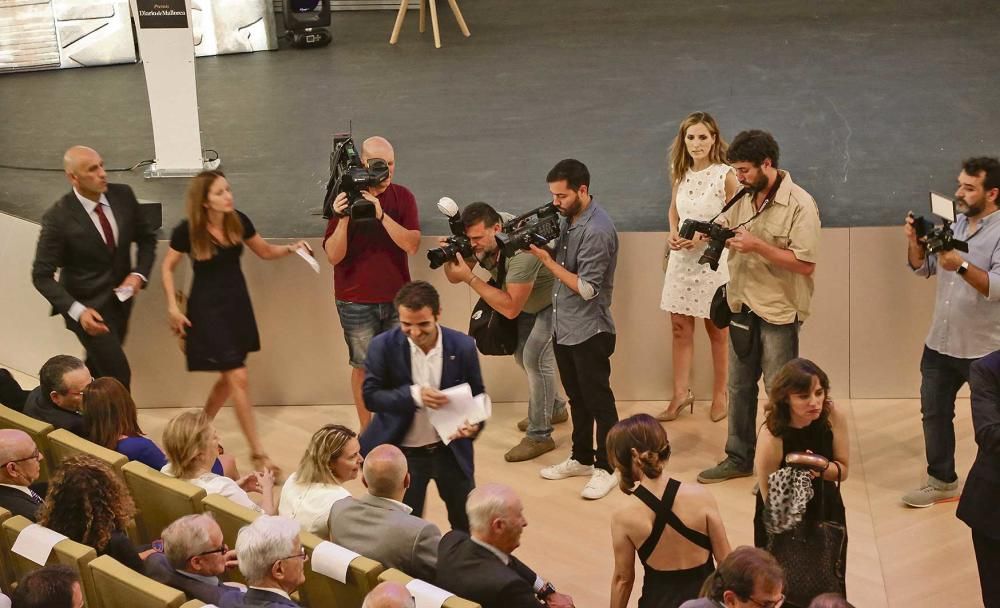 La gala de Premis Diario de Mallorca congregó numerosa expectación mediática. Los compañeros del resto de medios de comunicación de la isla acompañaron a esta casa en uno de sus días más emocionantes.