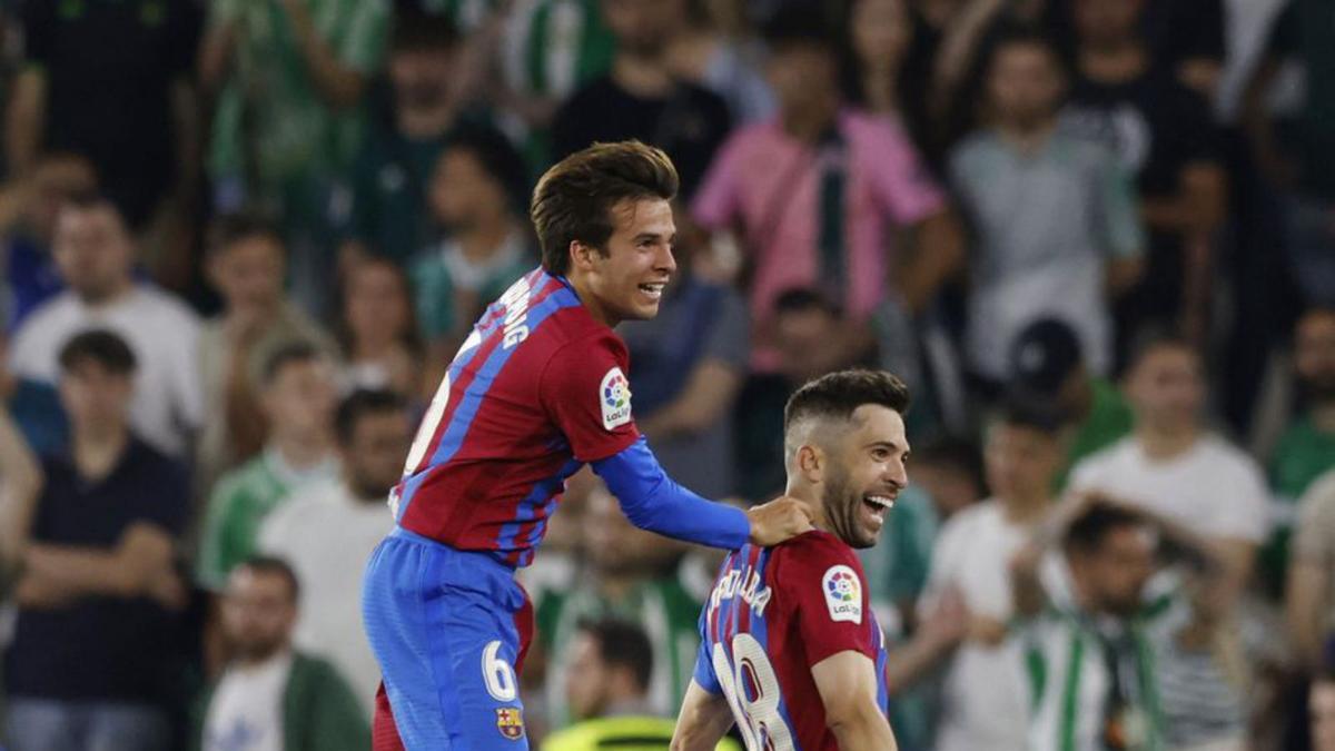 Riqui Puig salta sobre Alba después del segundo gol. |  // EFE