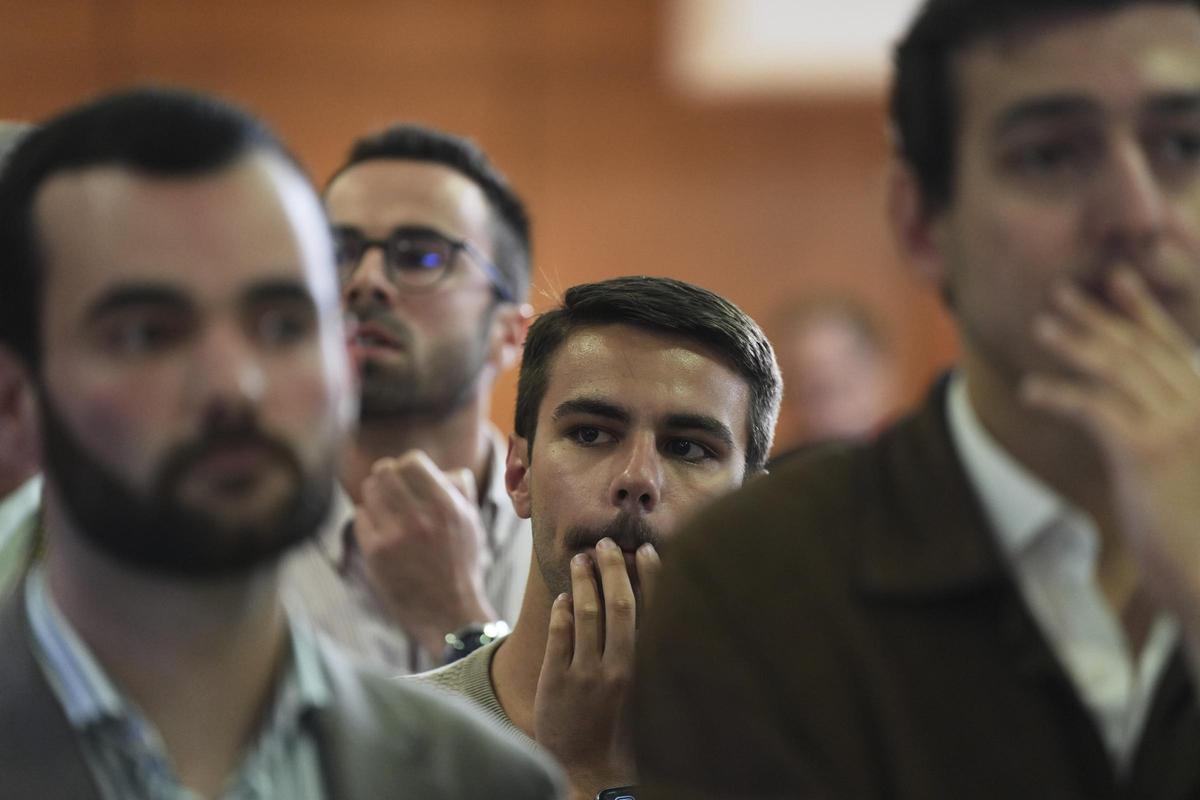 Simpatizantes socialistas siguen con preocupación el escrutinio de las elecciones portuguesas.