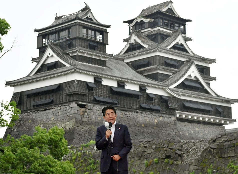 Primer ministro de Japon, Shinzo Abe, le habla a los votantes junto al castillo de Kumamoto.