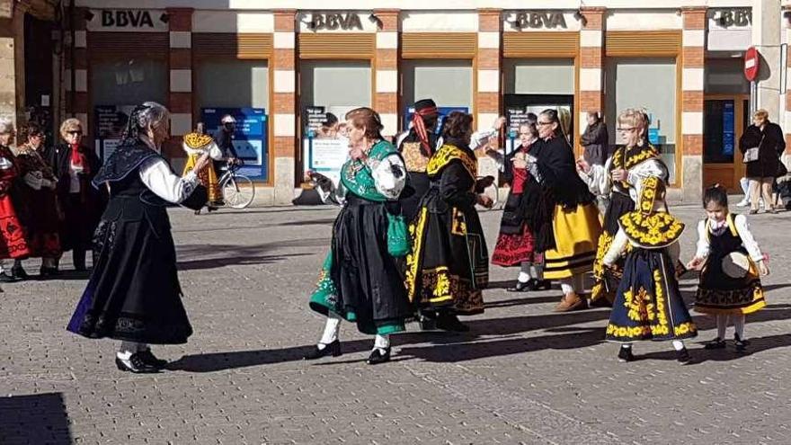 La Plaza Mayor acogió gran parte de la celebración, antes y después de la misa en la Virgen del Carmen.