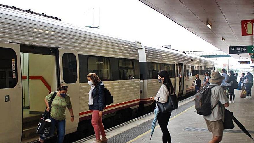 Viajeros del Regional entre Puebla y Valladolid, en Zamora.