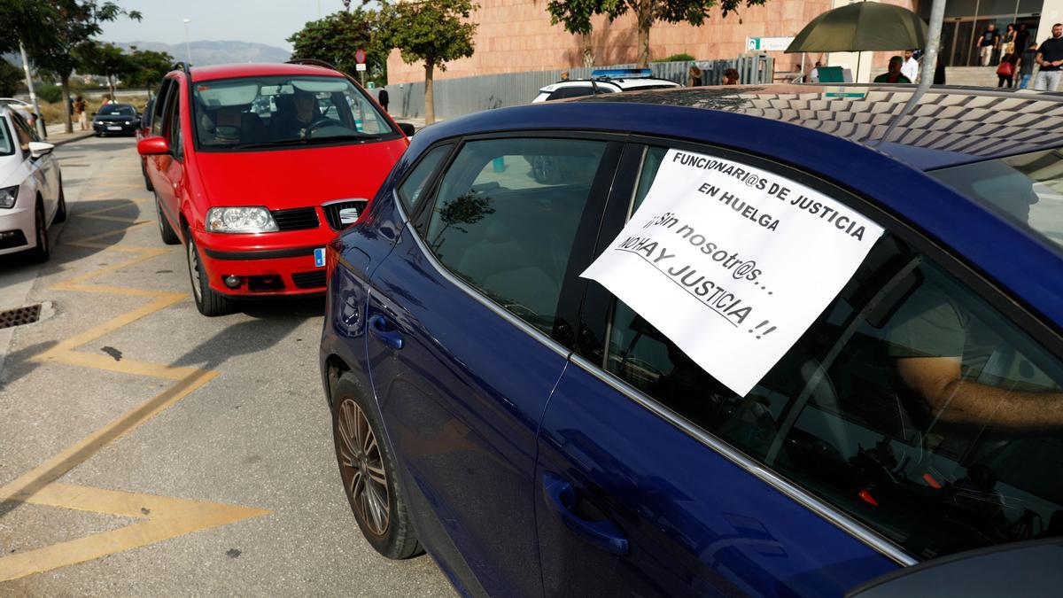 La caravana de protesta del personal de Justicia de Málaga, en imágenes