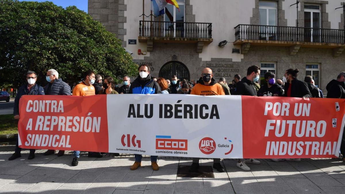La plantilla de Alu Ibérica protesta tras 60 días sin cobrar | VÍCTOR ECHAVE
