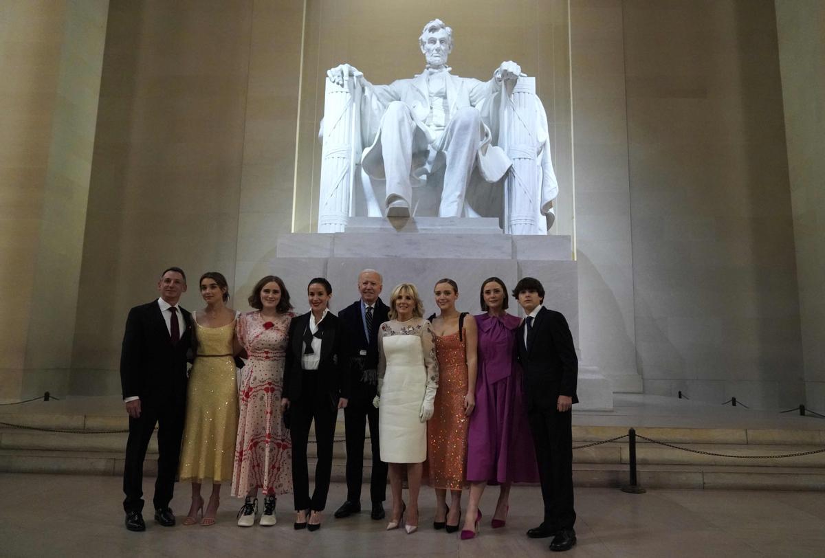 Los Biden posan a los pies de Lincoln, durante la gala ’Celebrating America’.