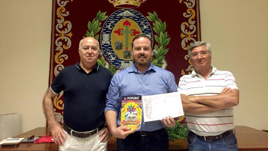 Representantes del Aula de Cultura del Carnaval de Cádiz se reunieron ayer con el concejal de Fiestas, Andrés Martín, para estrechar lazos con el Carnaval de Cádiz