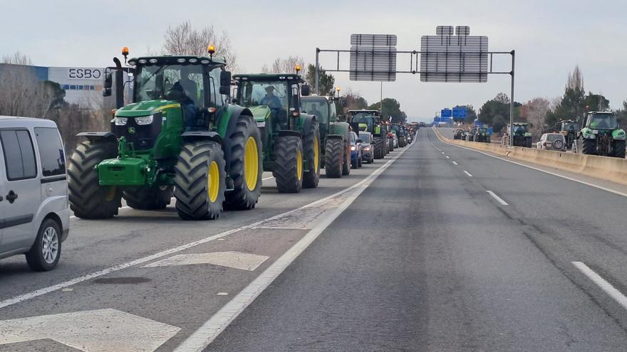 Tractors tallen la C-16 a Sallent en el marc de la protesta d&#039;agricultors d&#039;aquest dimarts