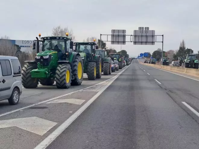 Tractors tallen la C-16 a Sallent en el marc de la protesta d'agricultors d'aquest dimarts