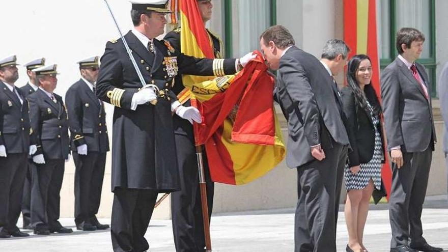 Una de las personas que ayer juró bandera en la Escuela Naval.