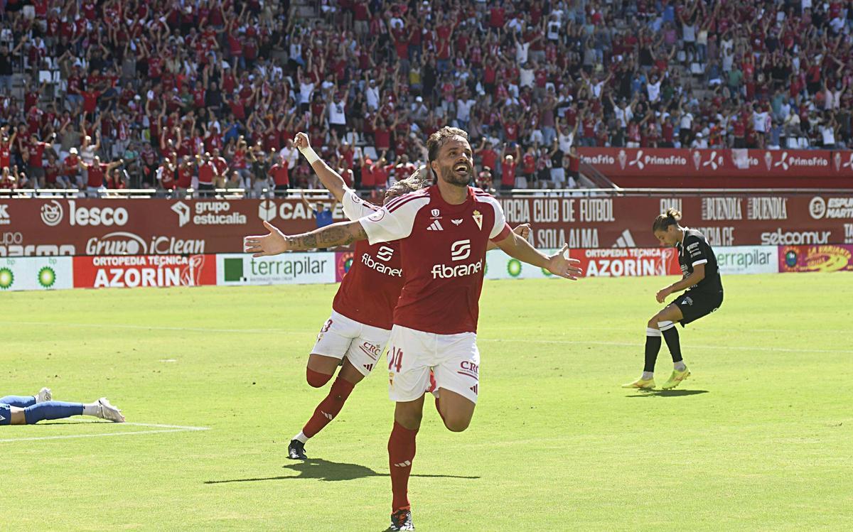 Pedro León, del Real Murcia, celebrando un gol la pasada temporada en la Nueva Condomina.