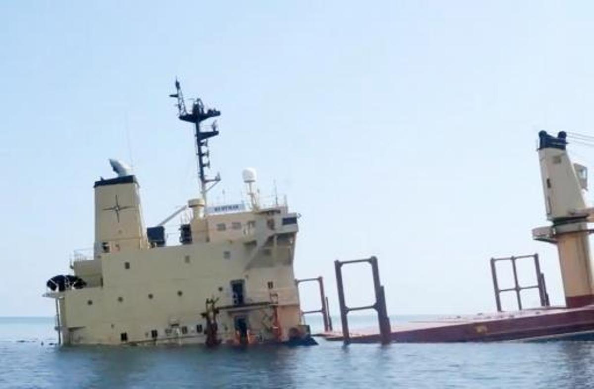 El carguero Rubymar hundiéndose en el mar Rojo