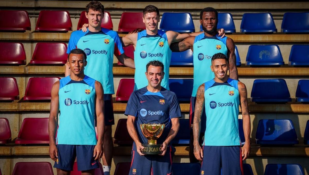 Christensen, Lewandowski, Kessié (arriba) y Koundé y Raphinha posan con Xavi, que sostiene el trofeo Joan Gamper.