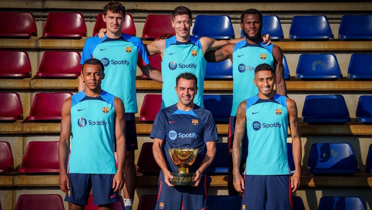 Christensen, Lewandowski, Kessié (arriba) y Koundé y Raphinha posan con Xavi, que sostiene el trofeo Joan Gamper.