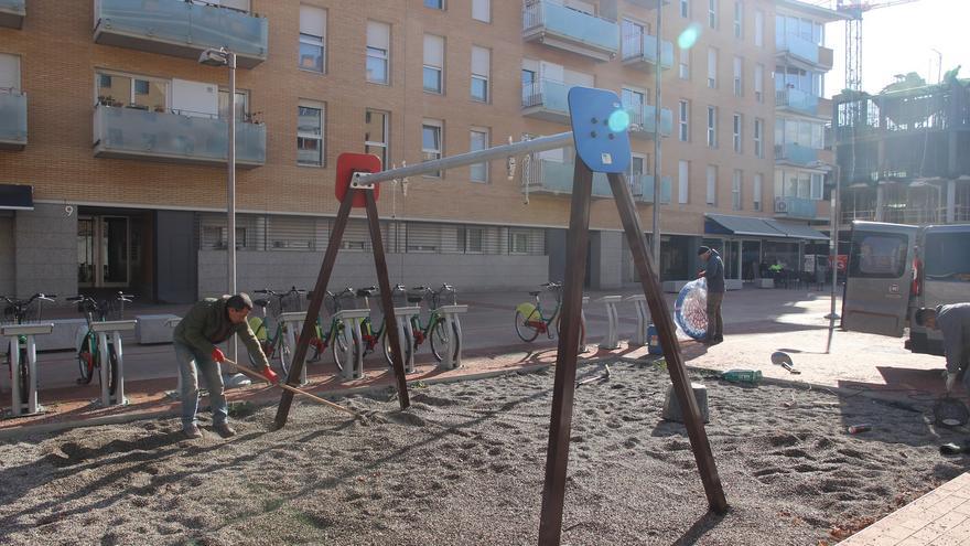 Nova zona de jocs infantils a la plaça del carrer del Riu Freser de Girona