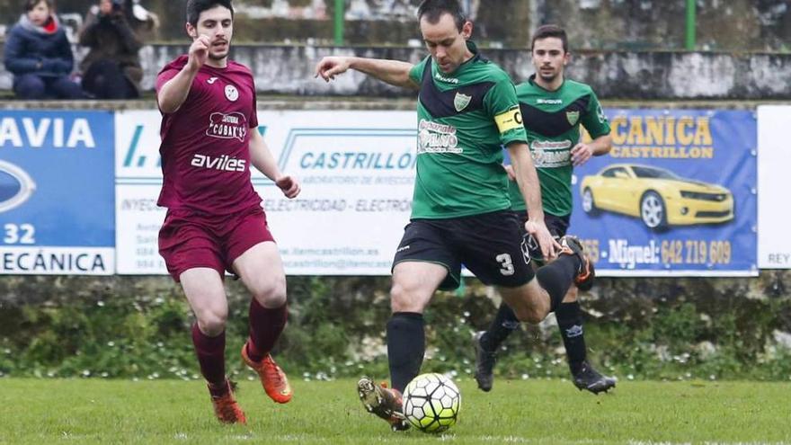Un jugador del Llaranes y dos del Hispano, en el partido del pasado domingo en Ferrota.