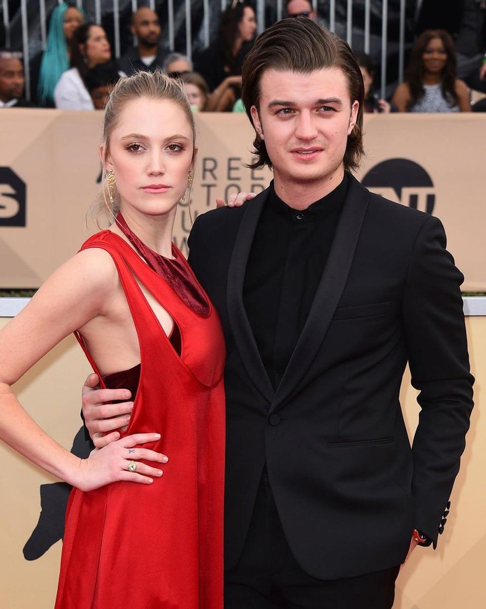 Joe Keery y su pareja, la también actriz Maika Monroe, en los SAG Awards 2018