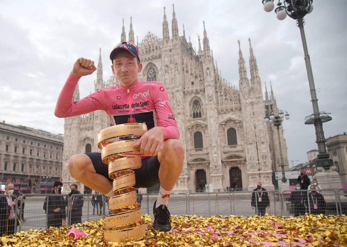 Tao Geoghegan Hart, tras ganar el Giro de 2020.
