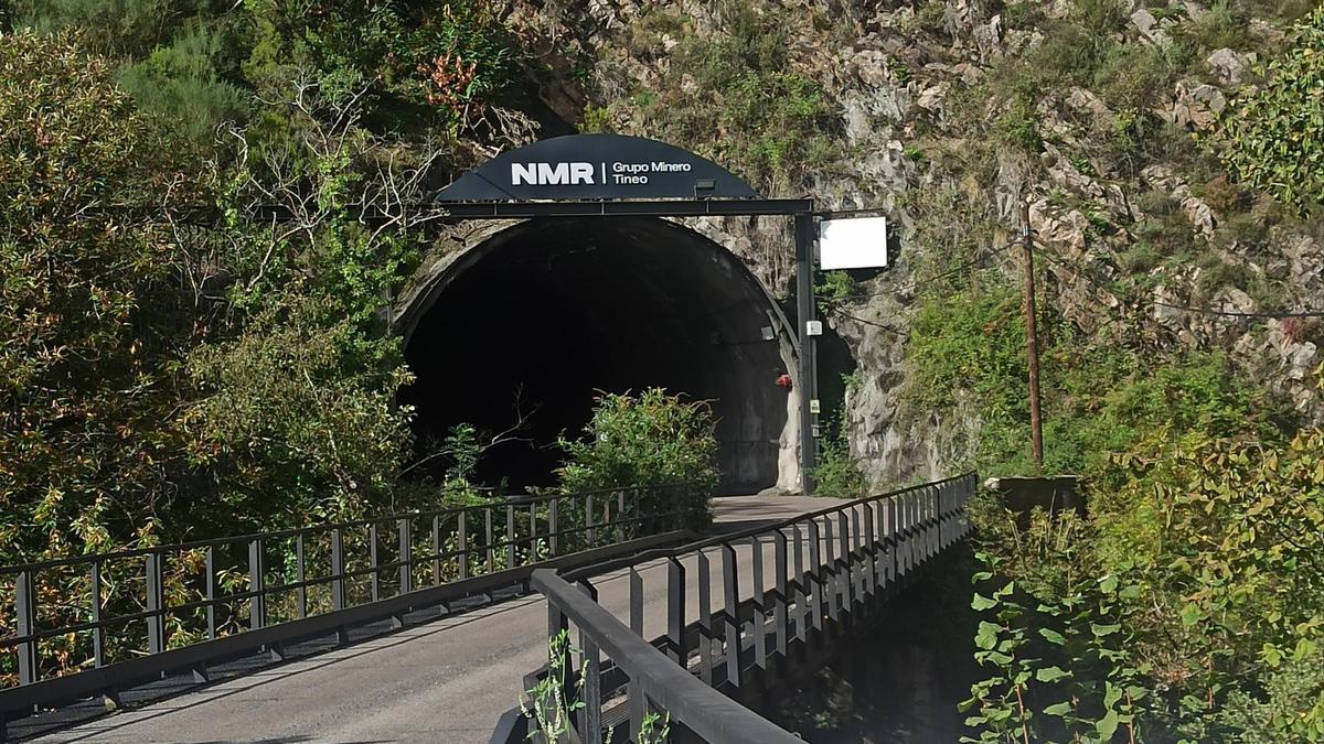 Entrada a la mina de Pilotuerto, explotada por NMR en Tineo
