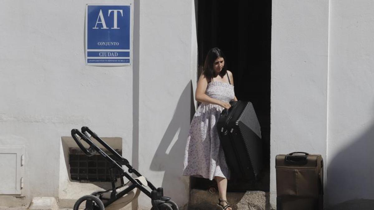 Una mujer sale de un apartamento turístico en Córdoba.