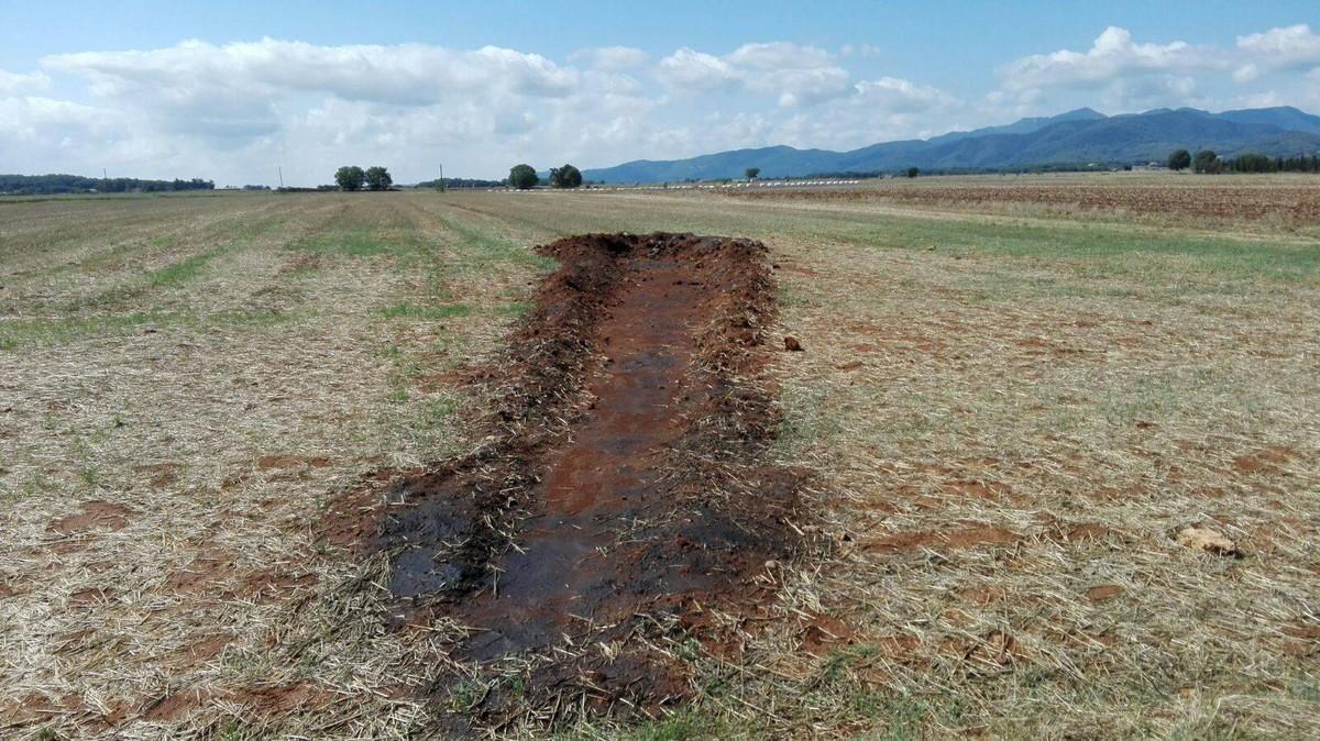 La línea de tierra de unos 20 metros termina una especie de cráter al final. La línea de tierra de unos 20 metros termina una especie de cráter al final.