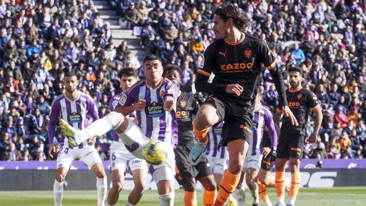 Cavani intenta rematar un balón durante el Valladolid - Valencia