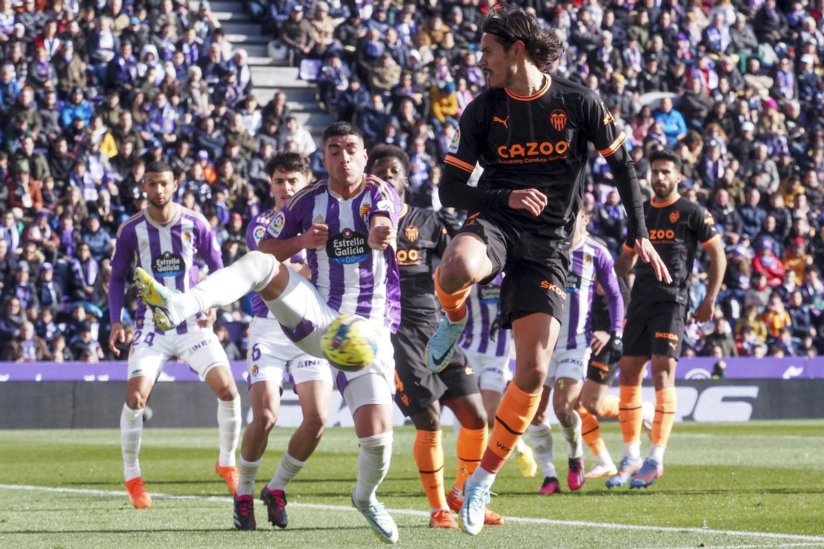 Cavani intenta rematar un balón durante el Valladolid - Valencia