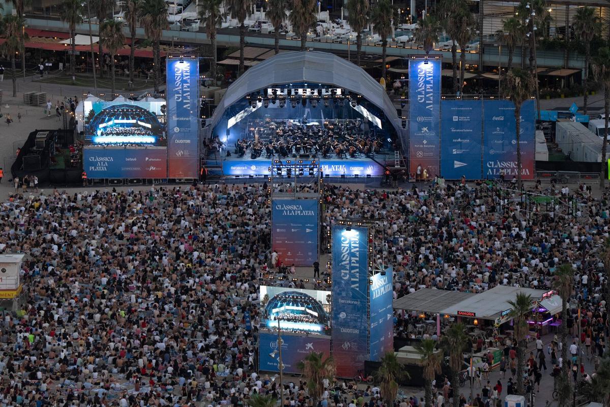 Gran Gala de Ópera de Clàssica a la Platja desde la playa de Sant Sebastià durante el concierto gratuito del Gran Teatre del Liceu