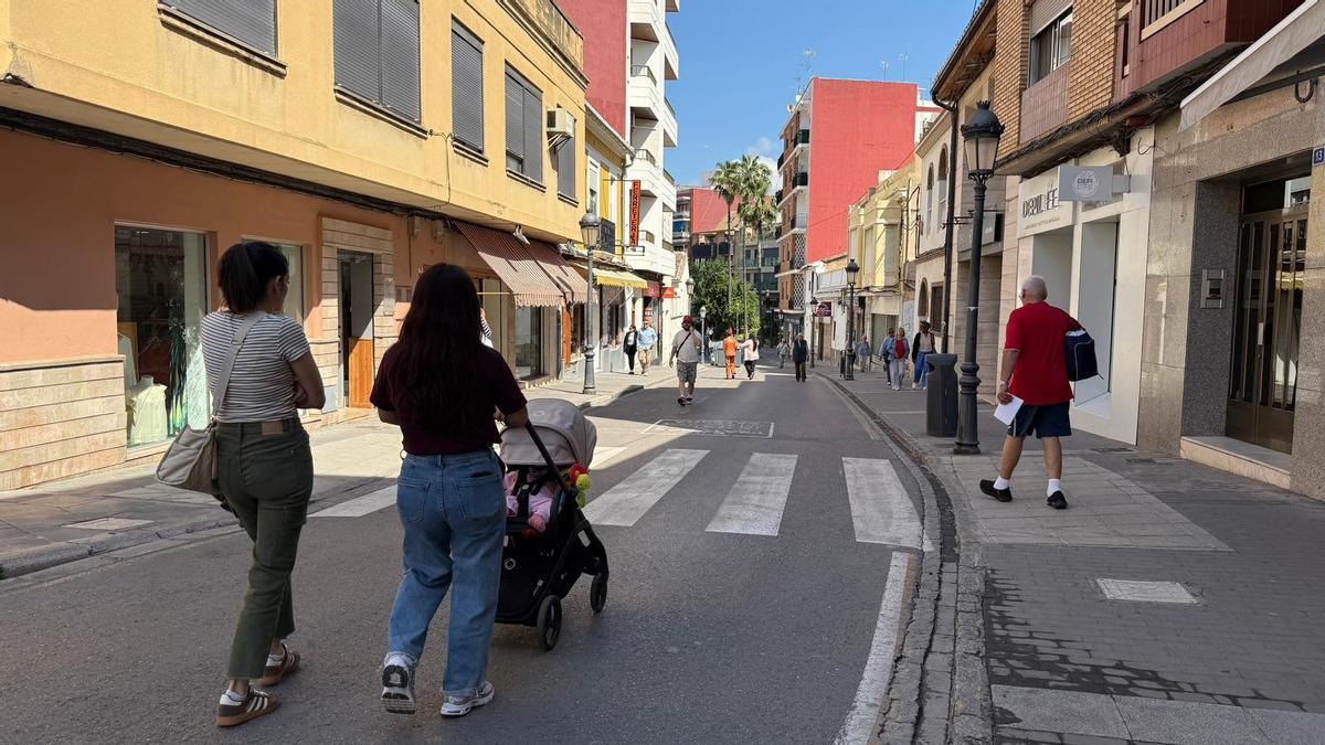 Vecinas paseando por una calle de Paterna.