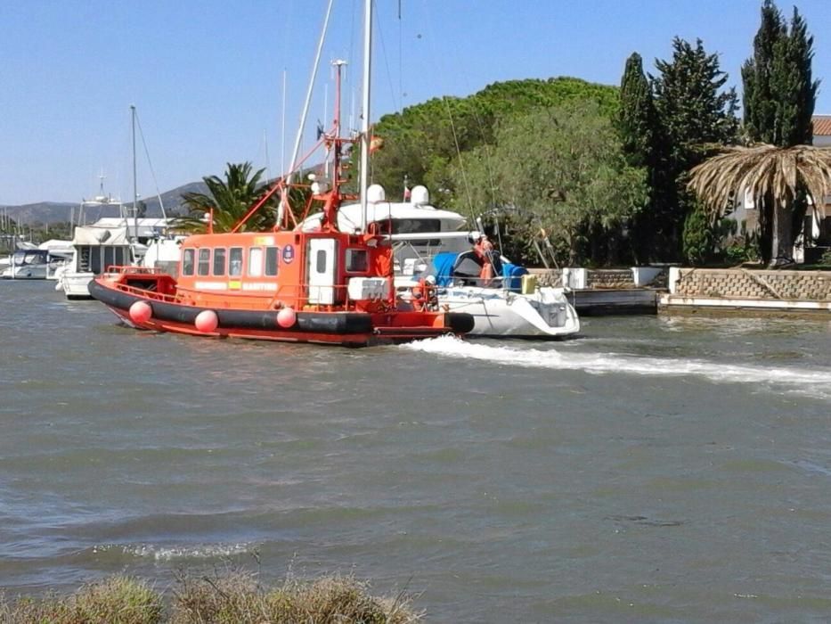 Un foc  crema tres embarcacions a Roses