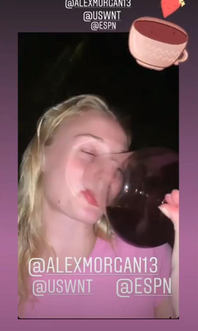 Sophie Turner bebiendo vino durante su luna de miel